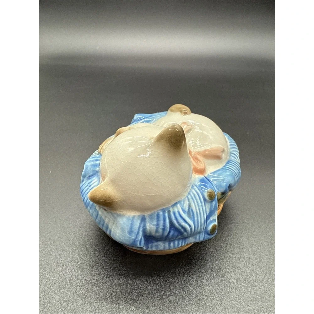 1983 AVON Ceramic Sleeping Siamese Kitty Cat in Basket potpourri Holder Figurine